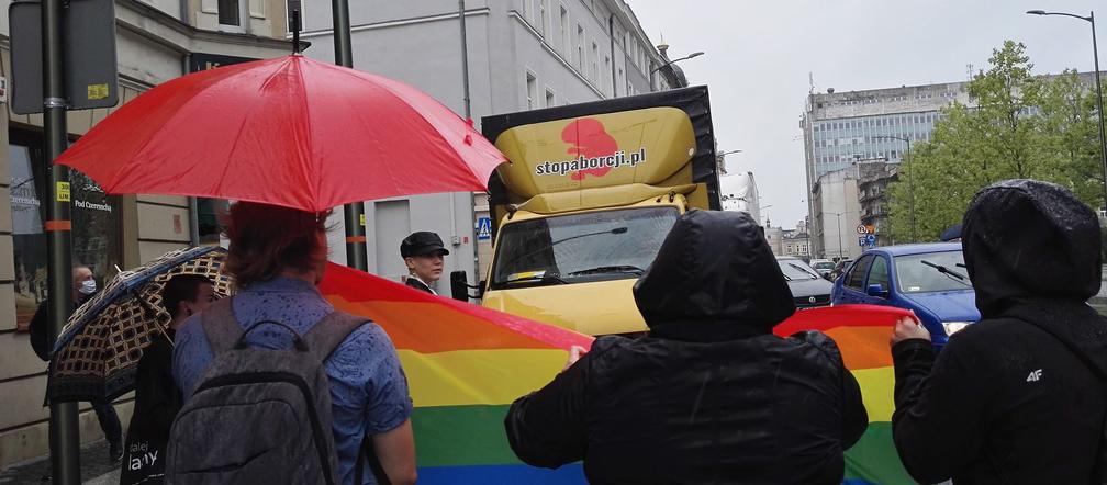 Homofobus w Opolu. Auto zatrzymane z centrum miasta!
