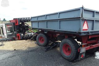 Poważny wypadek na DK 74 pod Piotrkowem. Kierowca ciągnika huknął w toyotę