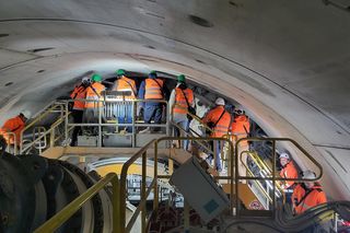 Drążenie tunelu pod Pisarzową w ramach modernizacji linii 104