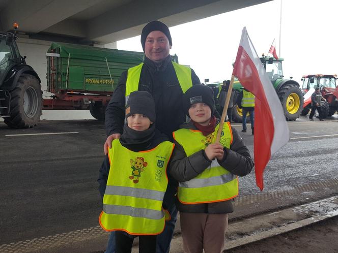 Lekceważenie władzy jest absolutne - skarżą się rolnicy protestujący na S5 koło Leszna. To jeden z większych protestów w kraju 