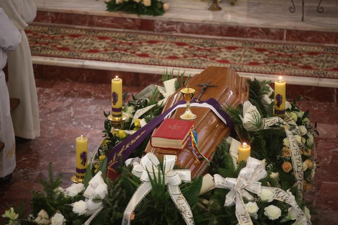 Pogrzeb księdza Piotra Pławeckiego. Grób kapłana zasypany kwiatami [RELACJA Z UROCZYSTOŚCI]