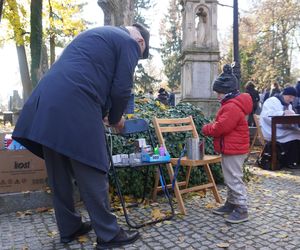 1 listopada na cmentarzu przy ul. Lipowej w Lublinie. Mieszkańcy odwiedzają groby swoich bliskich