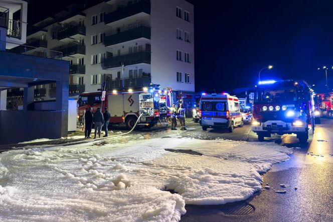 Kolejny pożar w Ząbkach. Wybuchł obok spalonego miesiąc wcześniej budynku!