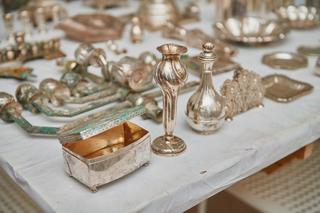 Niezwykłe znaleziska podczas remontu łódzkiej kamienicy. To cenne przedmioty