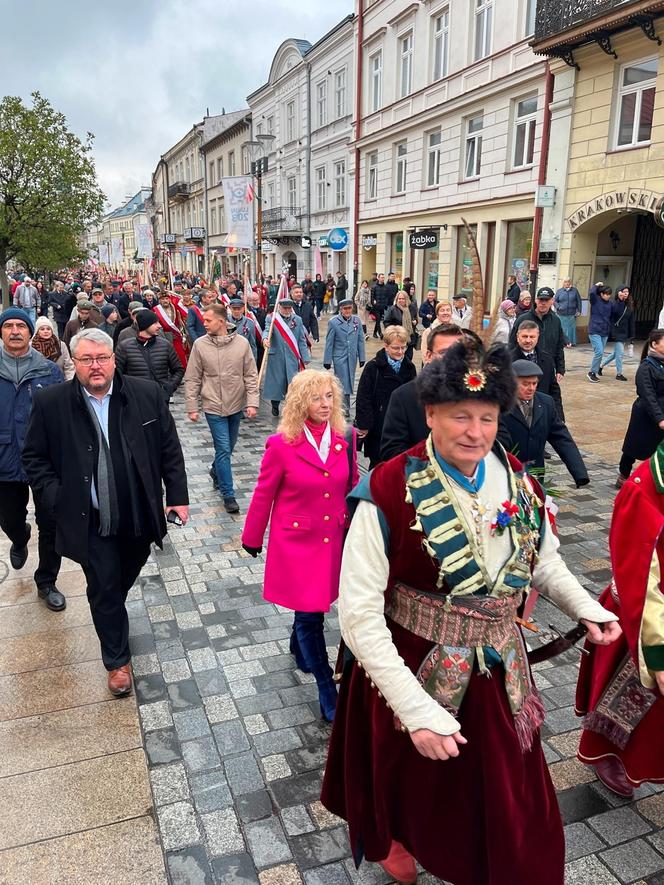 11 listopada. Narodowe Święto Niepodległości w Lublinie. Sprzedawca flag: "Z poczucia patriotyzmu nie podwyższałem cen"