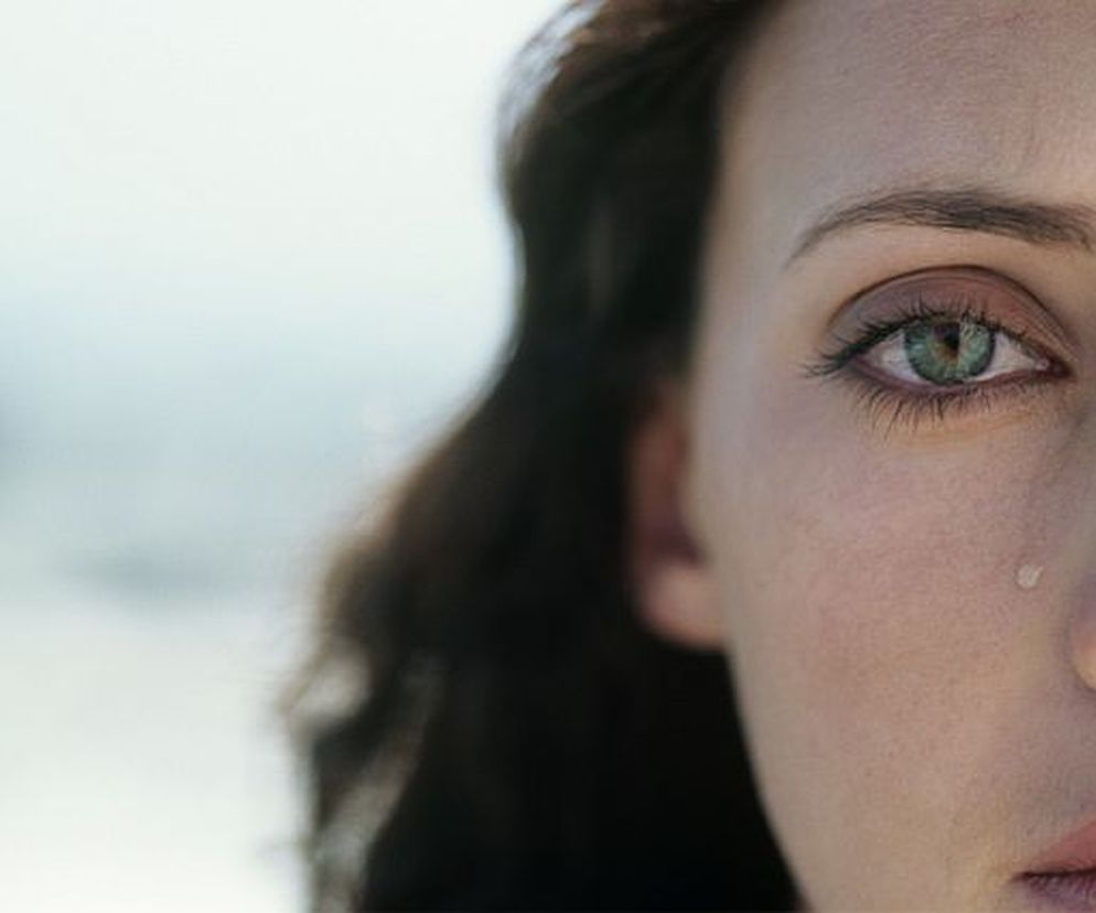 Toksyczny związek Julianny: Krzysztof stał się całym moim światem 
 Kochałam go niemal bezgranicznie. Nawet dziś, już po rozwodzie, z  trudem próbuję organizować sobie życie od nowa. Nikt inny się dla mnie  nie liczył, chciałam spędzać czas tylko z nim. Zakochałam się w nim i  szybko wzięliśmy ślub. Pierwsze 2 lata były wspaniałe, potem już coraz  gorzej. Wydawało mi się, że to wszystko moja wina, że jestem nudna i  głupia i dlatego on coraz mniej jest mną zainteresowany, coraz częściej  wychodzi z kolegami. Mówił, że potrzebuje więcej przestrzeni, że ma  swoje sprawy, kumpli i że nie musimy być stale razem. Fakt, że ja nie  miałam zupełnie swojego towarzystwa, koleżanek czy przyjaciółek. Nie  czułam takiej potrzeby, chciałam być tylko z nim. Gdy wyjeżdżał, z  trudem wymyślałam sobie zajęcia, ale nic nie sprawiało mi prawdziwej  przyjemności, jeśli nie mogłam jej z nim dzielić. On coraz częściej  stawał się agresywny, czepiał się o wszystko, krzyczał, wyzywał od  głupiej, poniżał, także przy swoich znajomych. Śmiał się z tego, co  mówię, krytykował, miałam wrażenie, że się mnie wstydzi. Zaczęłam czuć  się coraz gorzej ze sobą, traciłam pewność siebie. Gdy wyjeżdżał, byłam  coraz bardziej niespokojna i zazdrosna. Zaczęłam go sprawdzać,  przeszukiwać jego telefon komórkowy i maile. No i w końcu coś znalazłam.  Miał romans z koleżanką z pracy. Wpadłam w depresję, zupełnie się  posypałam. Obiecywał, że z nią zerwie, ja postanowiłam wybaczyć, ale tak  naprawdę nigdy już nie mogłam mu ufać. Byłam coraz bardziej zazdrosna i  niepewna, on coraz bardziej zdenerwowany, chłodny, nieobecny i  zdystansowany. Zdarzało się nawet, że mnie popchnął, uderzył. Czułam  potworne napięcie. Bałam się go, a mimo to nie mogłam sobie wyobrazić  życia bez niego. Ciągle wychodził, a ja zostawałam sama i wariowałam,  zadręczając się, czy znów mnie nie zdradza i co tamta miała takiego, że  była lepsza ode mnie. On oczywiście nie zerwał romansu i w końcu  postanowił ode mnie odejść. Po długiej terapii dziś już widzę, w jakim  żyłam piekle, że był to toksyczny związek. Wiem, ile ucierpiałam przez te 12 lat małżeństwa. Może to  dobrze, że odszedł, bo ja bym chyba nie potrafiła i zmarnowałabym całe  życie. Teraz z trudem odbudowuję swoją pozytywną samoocenę i zaczynam  wierzyć, że może w końcu spotkam na swej drodze kogoś dobrego, kto nie  będzie mnie krzywdził.