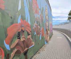 Kolorowe grafiki w siedleckim tunelu pod torami