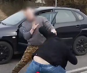 Do sieci trafiło szokujące nagranie. Brutalna bójka kierowców. Przez kilka minut kopali się na oczach świadków
