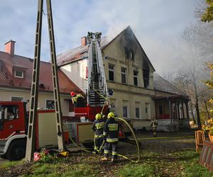 Pożar zabytkowego pałacyku na Pomorzu. Ewakuowano 20 osób, nie żyje jedna osoba