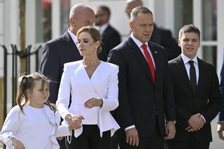 300 plus na wyprawkę dla dzieci. Rodzina Nawrockich dostanie pieniądze?