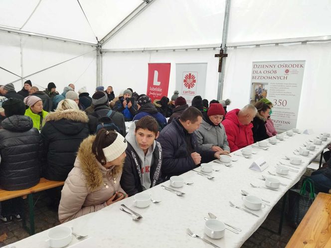Ubodzy spotkali się na wspólnej modlitwie i posiłku