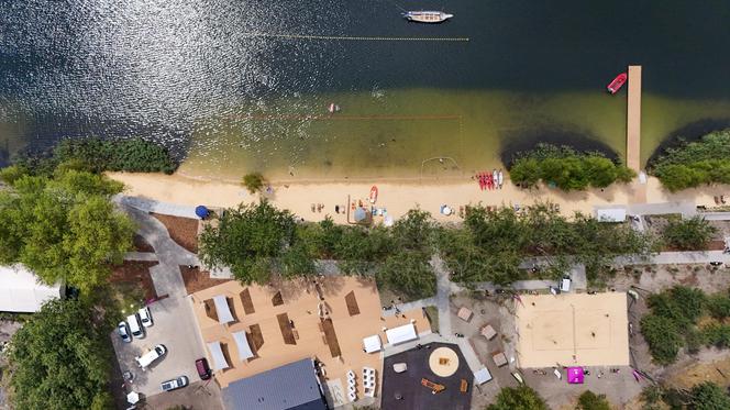 Oprócz plaży do dyspozycji mieszkańców są również m.in. plac zabaw i boisko do siatkówki_fot. Kamil Kalkowski.