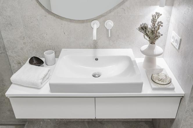 Styl Bauhaus we wnętrzu. Zobacz nowoczesny apartament dla pary