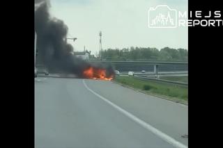 Wielki pożar auta na A2 pod Warszawą. Korek na autostradzie miał kilka kilometrów