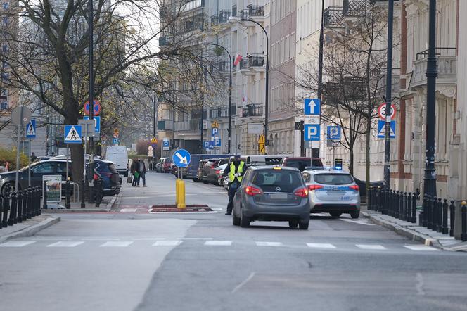 Policjanci zablokowali ul wiejską