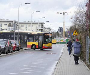 Autobus już może zakręcić. Koniec groteski przed przychodnią na Bemowie