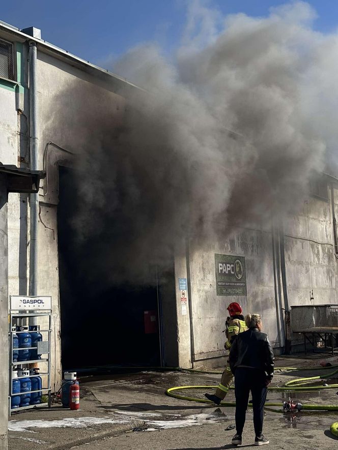 Pożar hali w Nowym Dworze Mazowieckim. Jedna osoba poparzona. Pilna ewakuacja pracowników