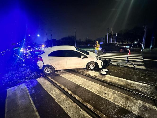 Warszawa, Wola. Dwie osobówki po zderzeniu wleciały na tory. Zablokowany ruch tramwajów