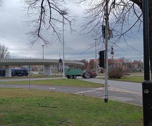 Protest rolników we Wrocławiu. Strajk wymyka się spod kontroli. Urząd Wojewódzki obrzucany jajkami