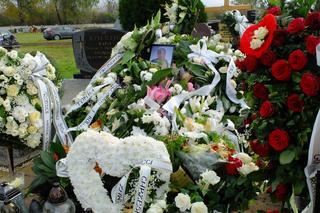 Makabryczna śmierć 18-latka. Jego grób tonie w kwiatach