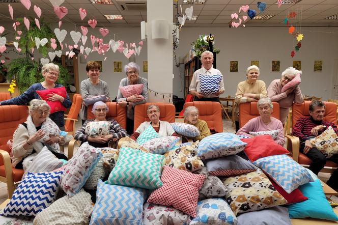 Seniorzy z Kubu Płomień uszyli już ponad 200 poduszek