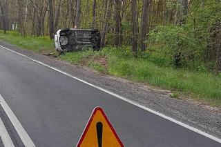 Toyota roztrzaskała się o drzewo pod Płockiem! W środku ciężko ranna 22-latka [ZDJĘCIA]. 