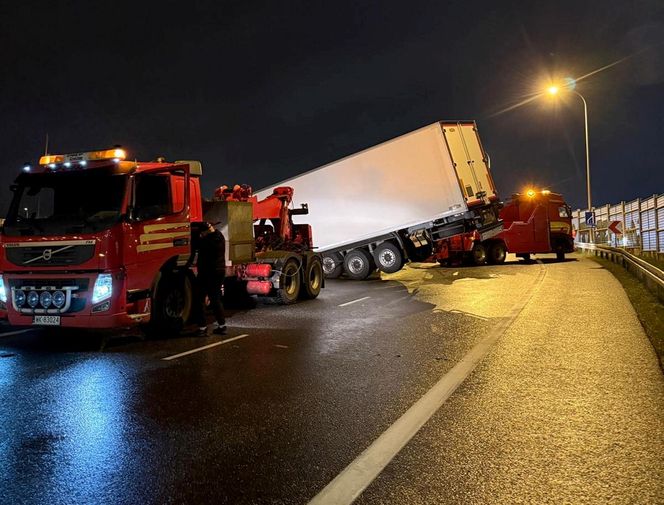 Ciężarówka runęła z nasypu na węźle pod Warszawą