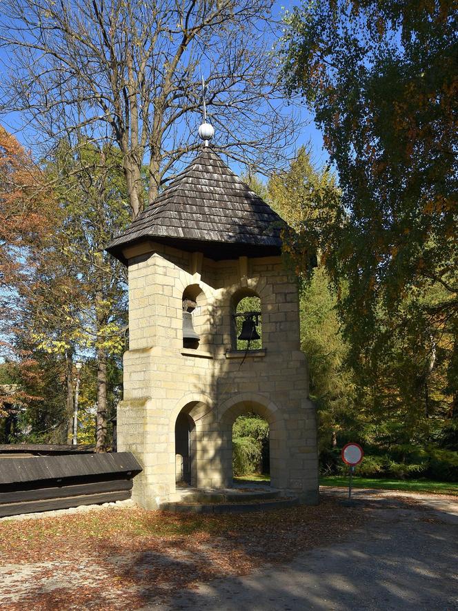 To jedna z najciekawszych wsi w Małopolsce. O jej lokację zabiegła królowa Polski