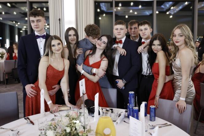 Studniówka na 34. piętrze. Bal maturalny IV LO w Gdańsku [ZDJĘCIA]