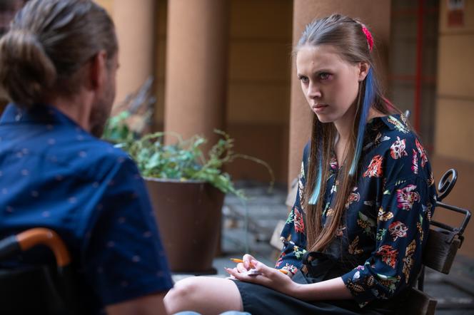 Na Wspólnej odc. 3136 - opis, streszczenie: Daria błaga Adama, żeby nie wylatywał do USA