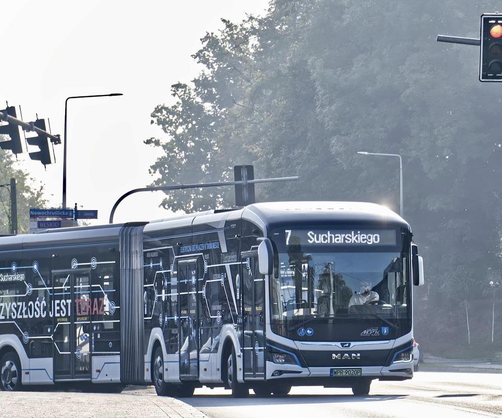 Przegubowy autobus na ulicach Nowego Sącza 