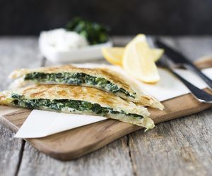 Zwykłe tosty odejdą w zapomnienie po spróbowaniu szpinakowych trójkątów. Wszyscy będą chcieli więcej