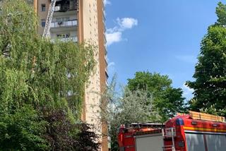 Pożar bloku na Gocławiu. Balkon wieżowca stanął w ogniu