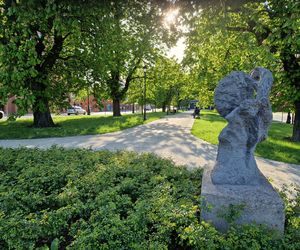 Plac Kościeleckich rozkwita na wiosnę. Bydgoszczanie chętnie wybierają go na spacer