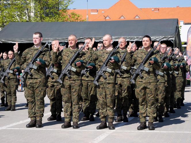 Ponad stu żołnierzy na Placu Solidarności w Olsztynie. Złożyli uroczystą przysięgę [ZDJĘCIA]