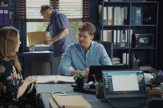 M jak miłość, odcinek 1760: Anita (Melania Grzesiewicz), Marcin (Mikołaj Roznerski), Olewicz (Tomasz Dedek)