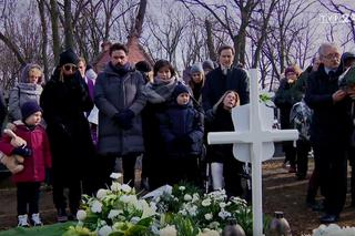 Barwy szczęścia odc. 2089. Pogrzeb Moniki Walawskiej (Natalia Żyłowska) - grób na cmentarzu