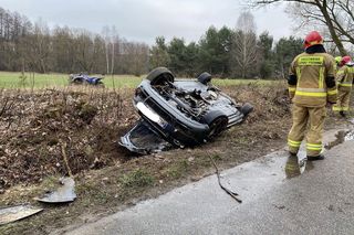 Dachowanie audi, pijany kierowca uciekł z miejsca zdarzenia