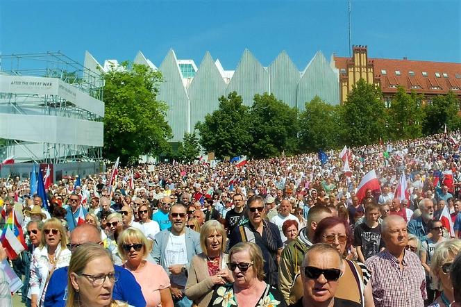 Manifestacja 4 czerwca na placu Solidarności w Szczecinie