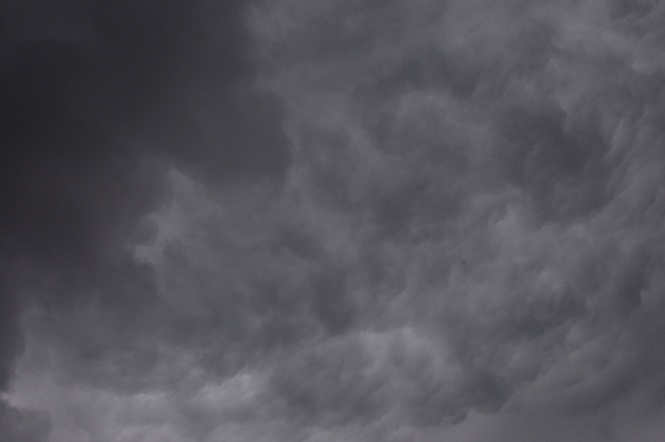 Czarne chmury, ulewy i grad. Groźna pogoda znów wkracza do Małopolski