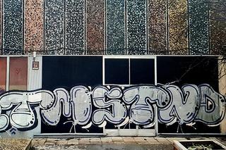 Okropne graffiti. Pseudograficiarze zdewastowali Miejską Galerię Sztuki