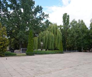 Plac Mordechaja Tenenbauma. To część Skweru przy Żabiej w Białymstoku