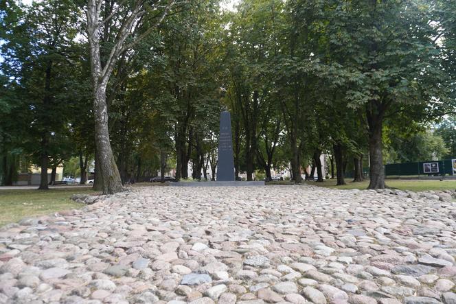 Plac Mordechaja Tenenbauma. To część Skweru przy Żabiej w Białymstoku