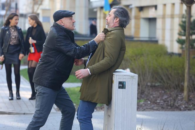 Na Wspólnej, odc. 3467: agent biura podróży (Mariusz Gagatek), Roman (Waldemar Obłoza)
