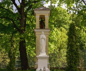 Szkoła projektu Romualda Gutta w Wilnie. Kapliczki obok szkoły