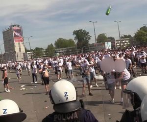 Służby opublikowały szokujące nagranie. Kibice rzucali w policjantów szklanymi butelkami. „Zatrzymali blisko 100 osób”.