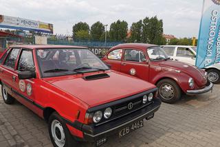 Wystawa zabytkowych samochodów i motocykli oraz aut terenowych w Ostrowie Wielkopolskim.