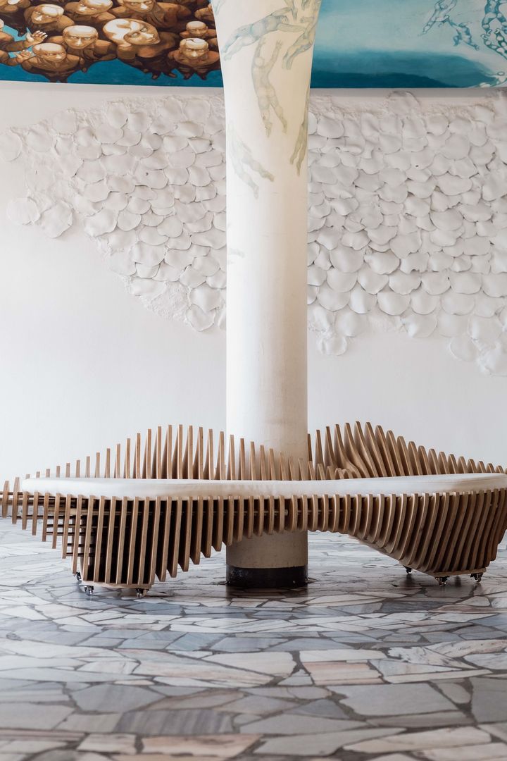 Galeria pod Plafonem i strefa wejściowa Dolnośląskiej Biblioteki Publicznej na rynku