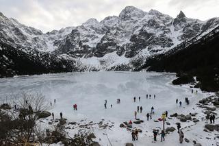 Tatry, 26.12.2022. Turyści na tafli lodu na jeziorze Morskie Oko w Tatrach