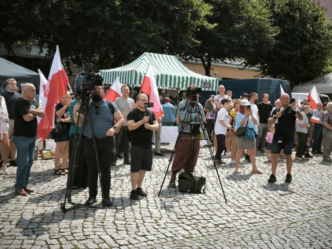 Manifestacja pod hasłem "Sto nielegalnej imigracji" w Lesznie
